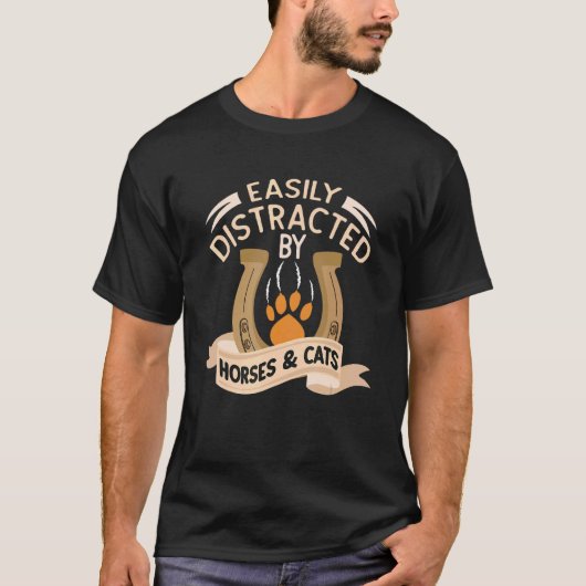 馬と猫グッズ 馬と猫に簡単に気を取られる Tシャツ (正面)