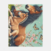 馬と馬が春で休む フリースブランケット (正面)