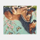 馬と馬が春で休む フリースブランケット (正面(横))