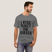 馬に乗っておしゃれに決めるよ おもしろい Tシャツ (正面フル)