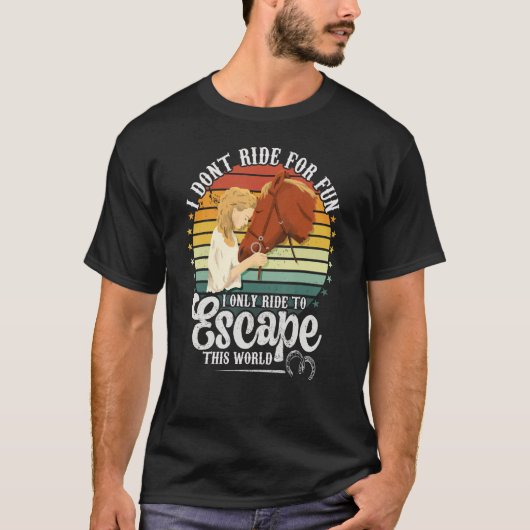 馬に乗ってこの世界の女性乗馬を逃れる Tシャツ (正面)