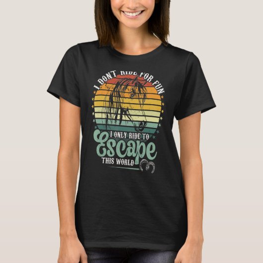 馬に乗ってこの世界の女性乗馬を逃れる Tシャツ (正面)