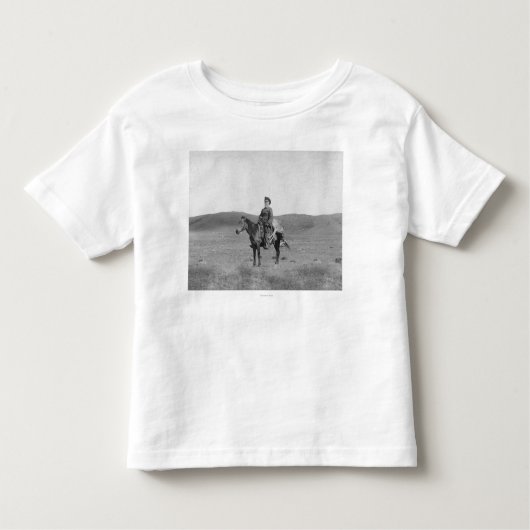 馬に乗ってカモシカの写真を撮った男 トドラーTシャツ (正面)
