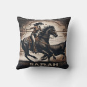 馬に乗って牛を追いかけるロデオのライダー クッション (裏面)