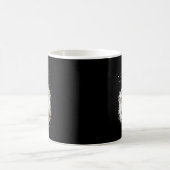 馬に乗るおばあさんを舐めるな コーヒーマグカップ (中央)