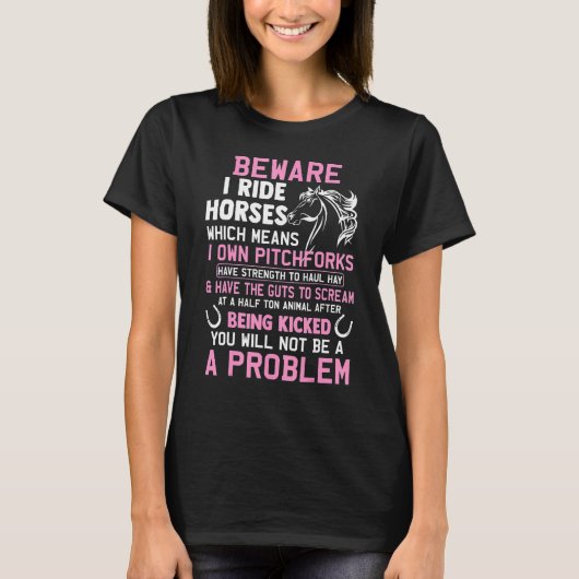 馬に乗るので馬用バレルを所有しているという恐ろしい警告 Tシャツ (正面)