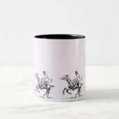 馬に乗る人の屋外スポーツアート ツートーンマグカップ (中央)