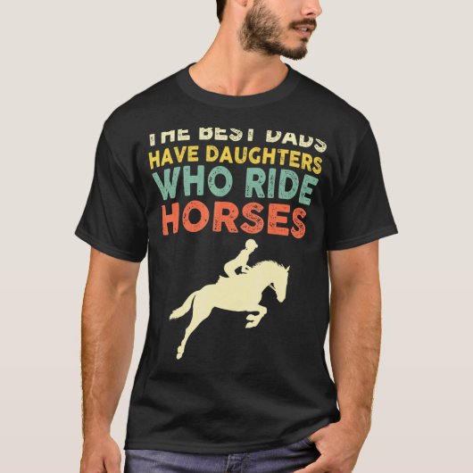 馬に乗る娘を持つお父さんほど素敵な人はいない ビンテージ風 Tシャツ (正面)
