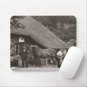 馬に蹄鉄を打っている鍛治屋 マウスパッド (マウス)