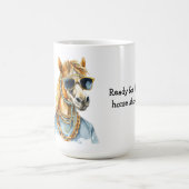 馬のおもしろいマグは馬のショーのために準備した。 コーヒーマグカップ (中央)
