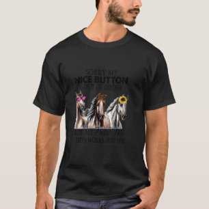 馬のおもしろい申し訳ない私の素敵なボタンが故障している Tシャツ