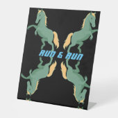 馬のイメージとプラスティック走ペデスタルサイン走。 台座サイン (正面)