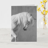 馬のグリーティングカード – 白い牡馬が下を見る カード (黄色い花)