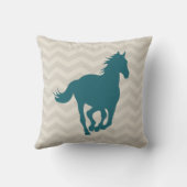 馬のシェブロンパターンティール(緑がかった色)の緑の灰色のクリーム クッション (裏面)