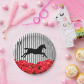 馬のシルエット 赤いバラ 黒いストライプ ダービー ペーパープレート (パーティー)