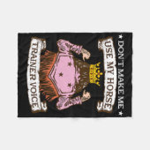 馬のトレーナーの声をエクエストリに使わせるな フリースブランケット (正面(横))