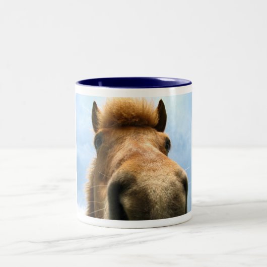 馬のハッピーバースデー、子馬の誕生日の挨拶のマグ ツートーンマグカップ (中央)