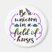 馬のフィールドでユニコーンになるタイポグラフィZKA マグネット (正面)
