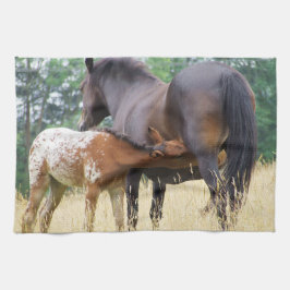 馬のママが赤ちゃんに餌をあげる キッチンタオル