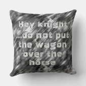 馬の上にワゴンを置かない – 白黒 クッション (裏面)