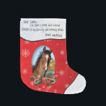 馬の写真を追加してSantaと名前を付親愛ける ラージクリスマスストッキング<br><div class="desc">雪の結晶とオーバルフレームのためのあなたの馬の写真のためのグラデーション赤い背景と、リボンを結んだキャンディの杖の枝の下に – このクリスマスのストッキング書は、子供のような手の中では、このメッセージを持ってい書る：親愛Santa、私は良い小さな馬だった。私のストッキングに馬のおやつをいっぱい入れて。愛（そして、あなたの馬の名前に署名） – すべての馬の所有者は彼らの甘やかされた為に1つ必要ウマ科の;)</div>