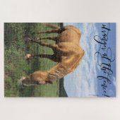 馬の写真"フェンスの見知らぬ人"タイポグラフィ ジグソーパズル (横)