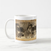 馬の前の乳母車、アマン派は家に新しい馬を持って来ます コーヒーマグカップ (左)