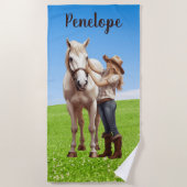 馬の女の子の乗馬の牧草地パーソナライズ ビーチタオル (正面)