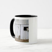 馬の接着は納屋の窓の先頭に立ちます マグカップ (正面左)