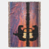 馬の日没の夜のカウボーイ スローブランケット (正面縦)