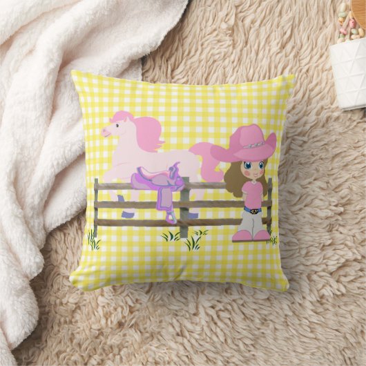 馬の柵とサドルを持つ小さな女性のカーボーイ クッション (ブランケット)