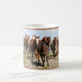 馬の正面の群れ コーヒーマグカップ (中央)
