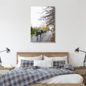 馬の歩くダウンオーク通り雨の中、グレイトン、 キャンバスプリント (インサイチュ (寝室))