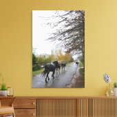 馬の歩くダウンオーク通り雨の中、グレイトン、 キャンバスプリント (インサイチュ (リビング))