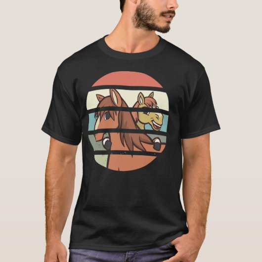 馬の母と牧場の馬の男 Tシャツ (正面)