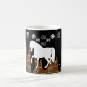 馬の煉瓦背景プロダクト コーヒーマグカップ (中央)