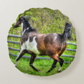 馬の牧場絵を描でのトロッティングのポントスタリオン ラウンドクッション (正面)