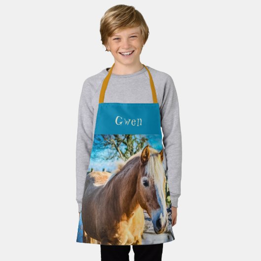 馬の牧草地の子供のオールオーバープリントエプロン エプロン (着用した状態)