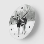 馬の白黒の雪写真 ラウンド壁時計 (傾斜)