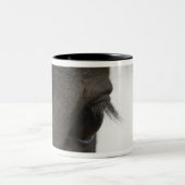 馬の目および毛のクローズアップ ツートーンマグカップ (中央)