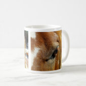 馬の目をクローズアップ コーヒーマグカップ (正面右)