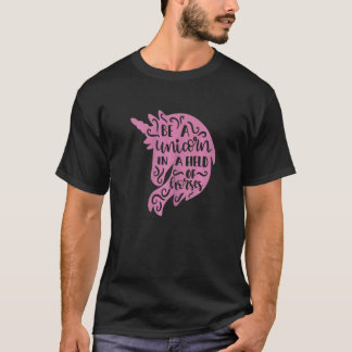 馬の群れの中でユニコーンになろう かわいいユニコーン Tシャツ