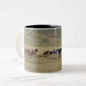 馬の群れ ツートーンマグカップ (正面左)
