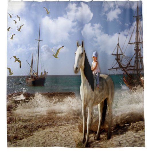 馬の背部の美しい小さな女の子 シャワーカーテン (正面)