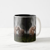 馬の調和:アイスランドのセレニティ ツートーンマグカップ (正面右)