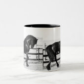 馬の謙遜 ツートーンマグカップ (中央)