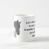 馬の軽いコーヒーマグを持っている人 コーヒーマグカップ (中央)