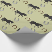 馬の靴を持つ小走りに走る馬 ラッピングペーパー (角)