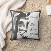 馬の食べスケッチとカタツムリのビットで眠る馬 クッション (ブランケット)