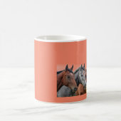 馬の魅力：三頭の馬の顔の陶器 コーヒーマグカップ (中央)